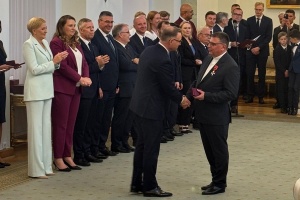 prezydent duda wręcza medal księdzu tyrale